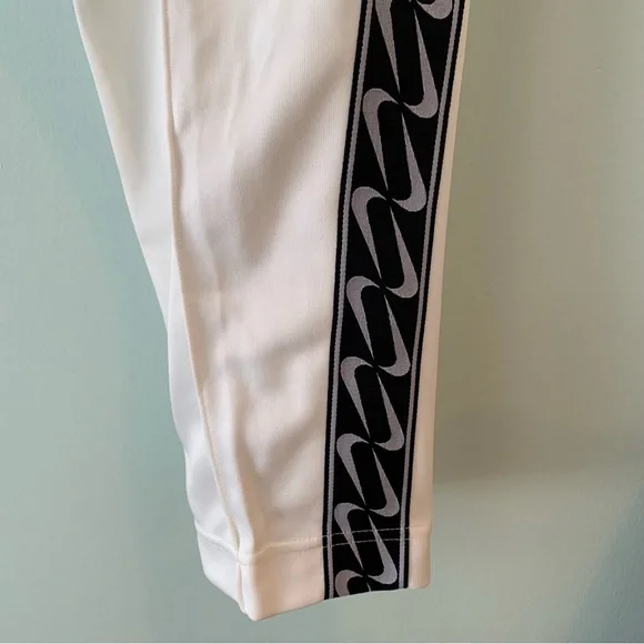 NWT Women’s NIKE Logo Cream Standard Fit Athletic Pants Swoosh Medium M Joggers - Picture 4 of 8